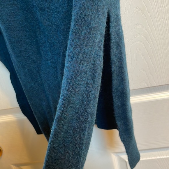 Saks Fifth Avenue small petite  cashmere  crewneck no sleeves side open Sweater - Picture 5 of 5